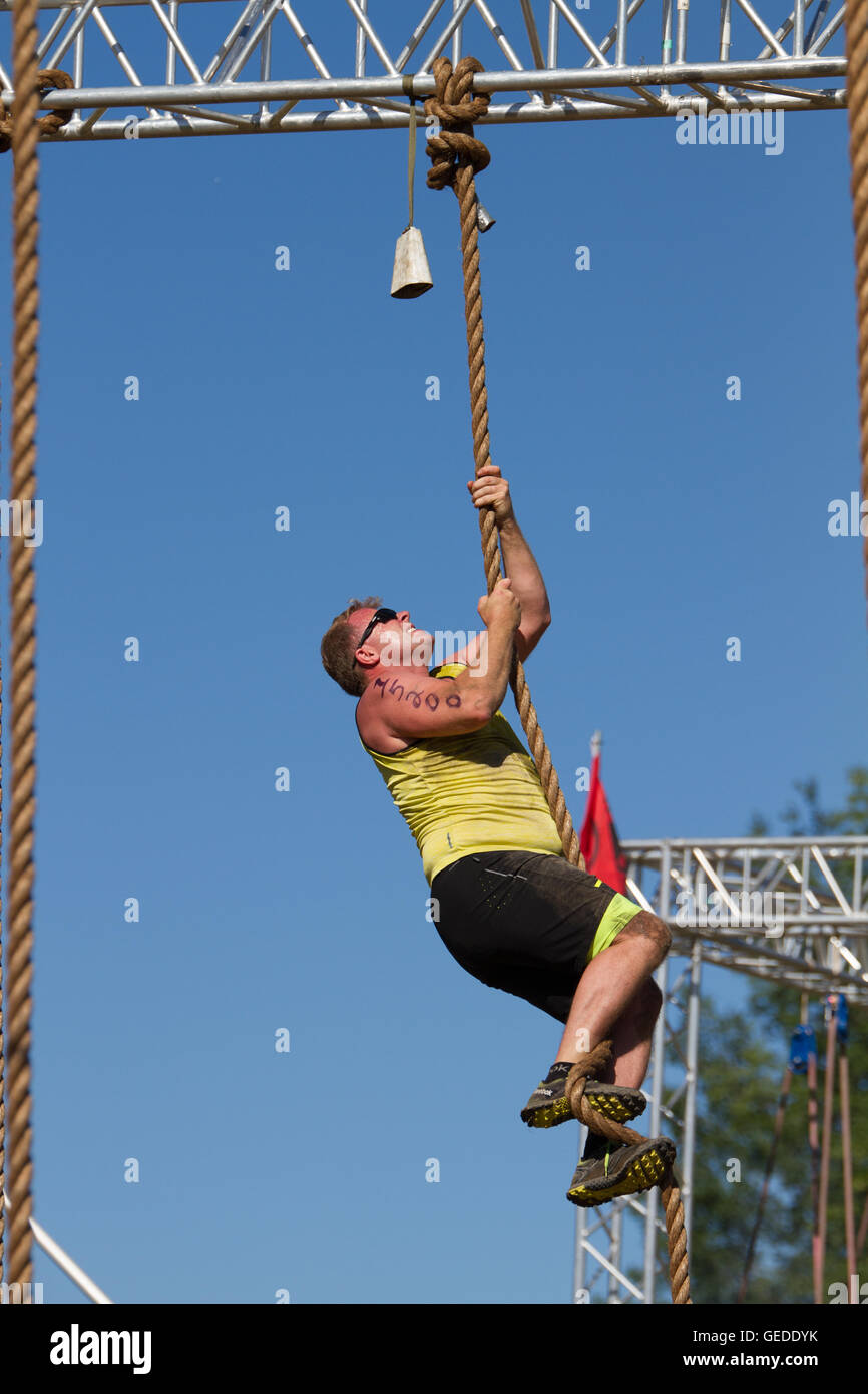 Mann im freien Hindernislauf Seil klettern Stockfoto