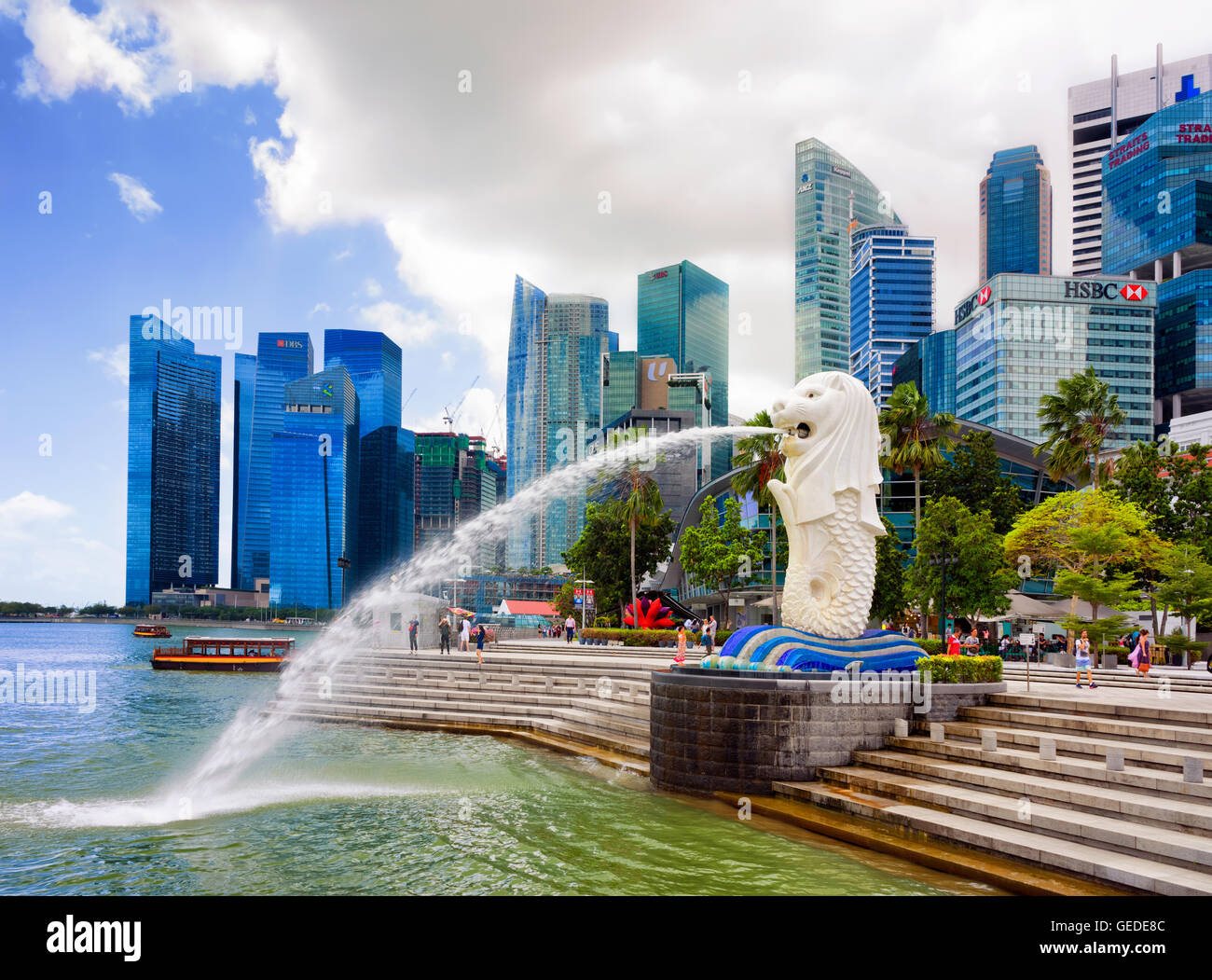 Singapur, Singapur - 1. März 2016: Merlion Statue Besprühen mit Wasser aus dem Mund am Merlion Park in Downtown Core von Singapur an der Marina Bay. Wolkenkratzer im Hintergrund. Stockfoto