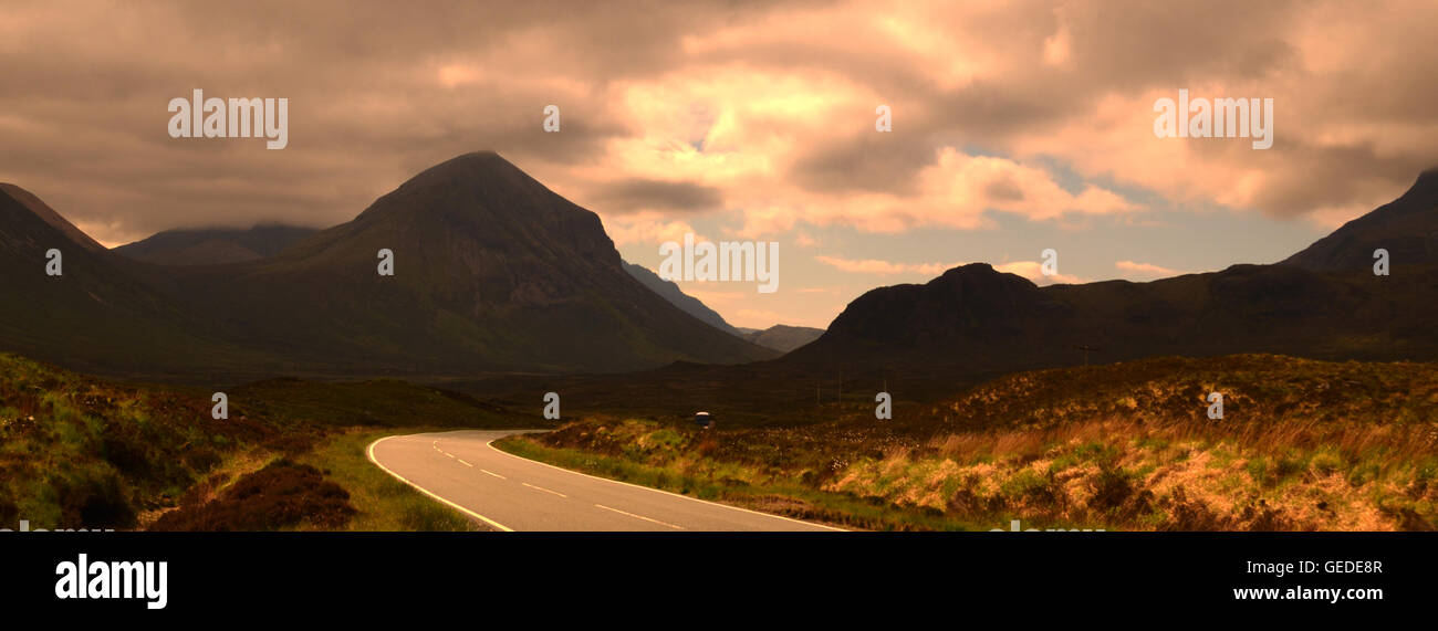 Eine Fahrt durch die Isle of Skye in den Bergen der Highlands von Schottland während meines Urlaubs Stockfoto