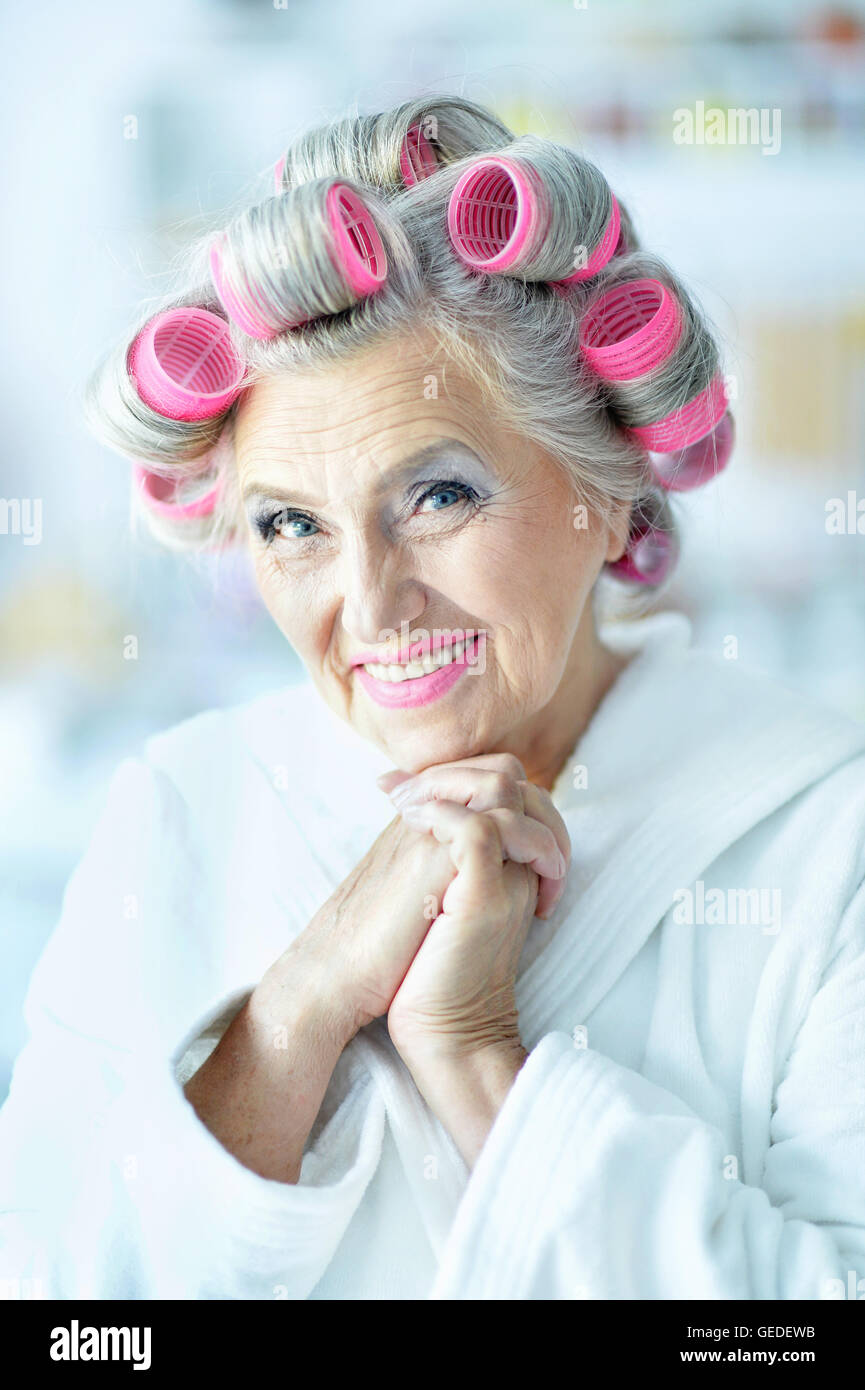 Ältere Frau in Lockenwickler Stockfoto
