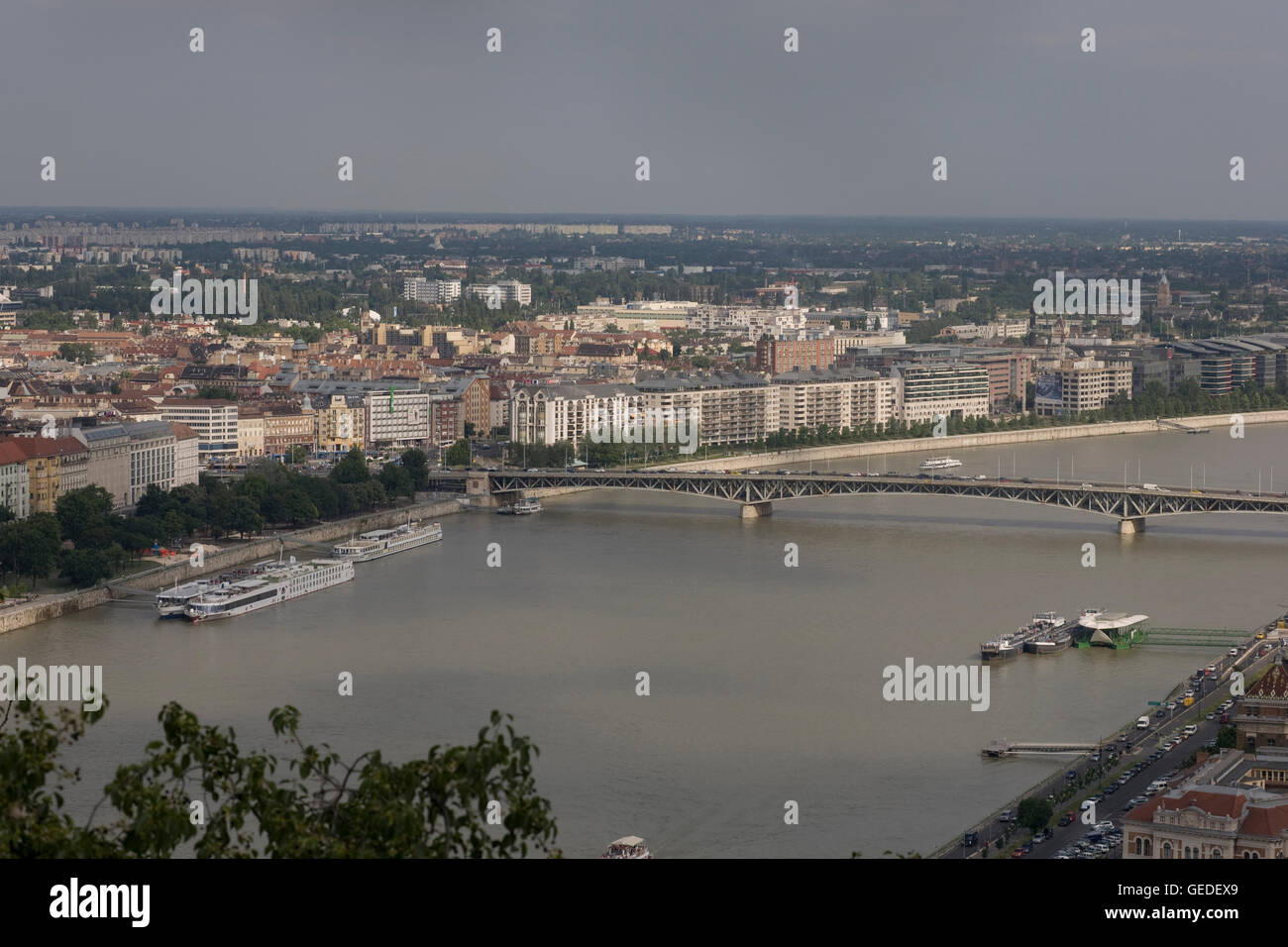 Donau und Petofi Brücke aus Gellertberg Stockfoto