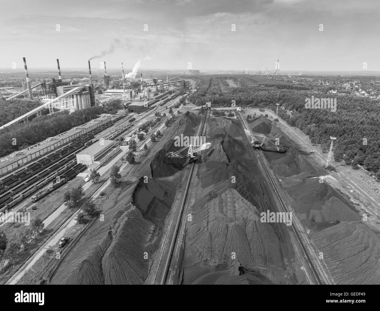 Stahlwerk mit Schornsteine bei Suny Tag. Metallurgische Fabrik. Ansicht von oben. Stockfoto