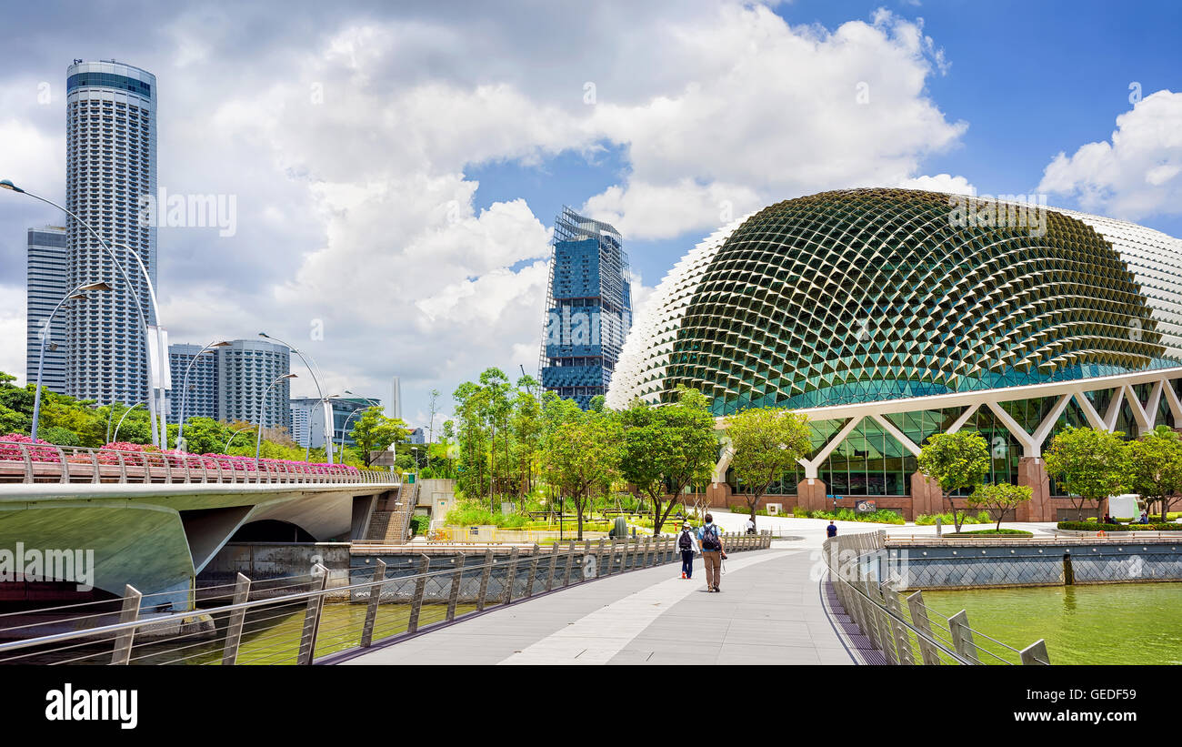 Esplanade - Theater an der Bucht. Skyline im Stadtzentrum gelegenen Kern im Finanzzentrum Marina Bay in Singapur. Stockfoto