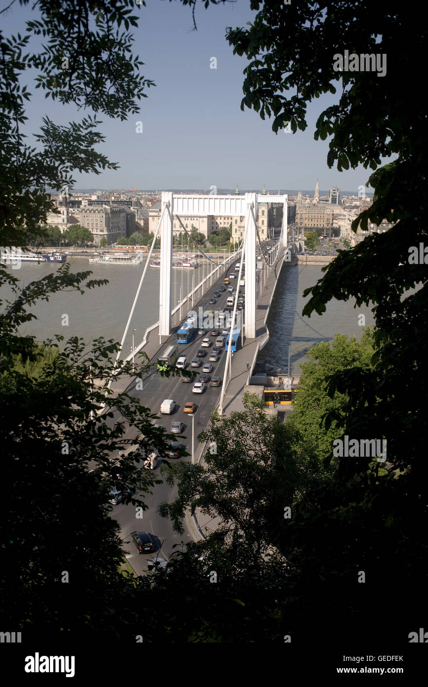 Die sechs Fahrspuren und zwei Bögen der Elisabethbrücke Stockfoto