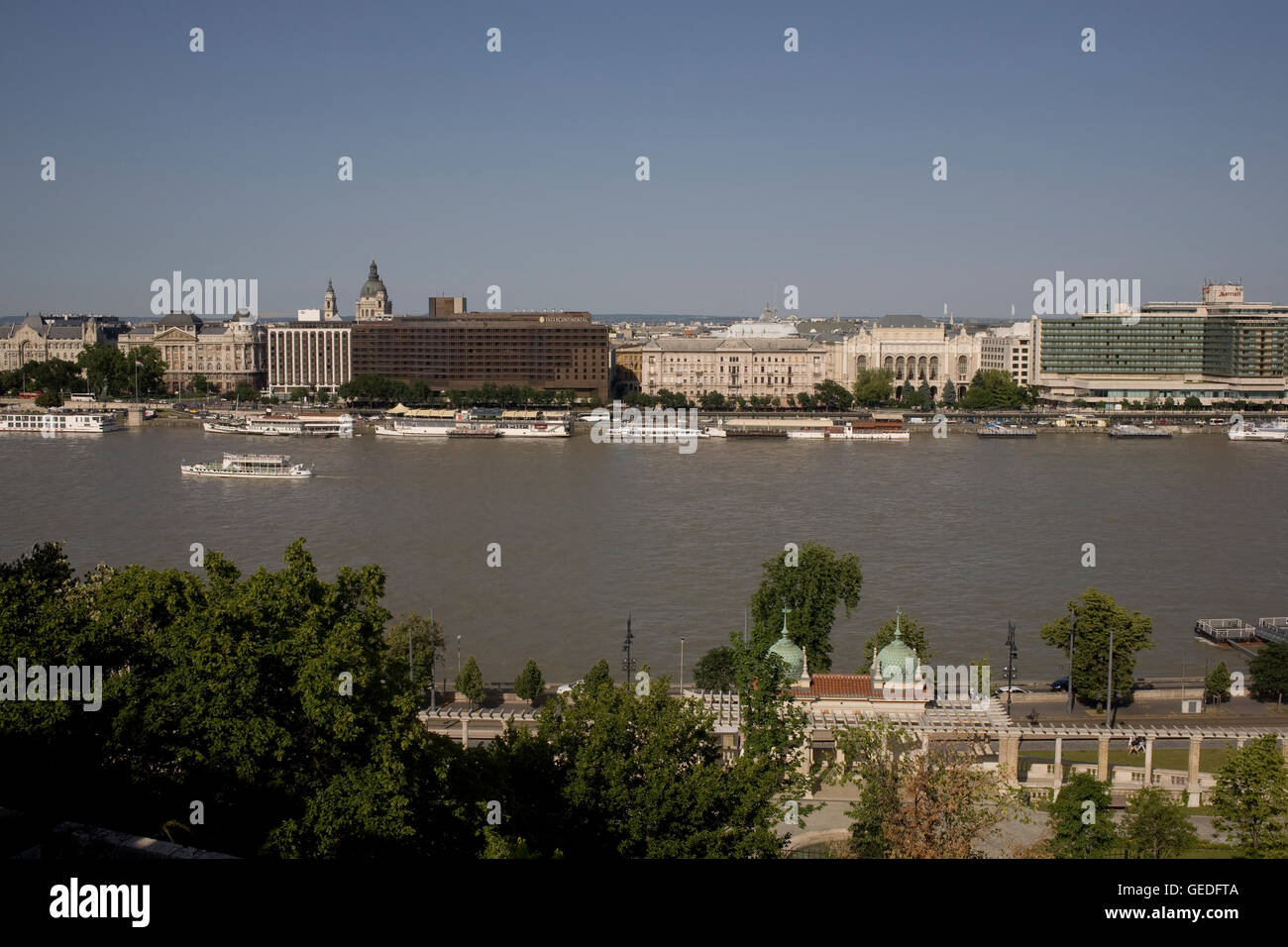 Blick über die Donau von Buda in Richtung Stadtzentrum Stockfoto