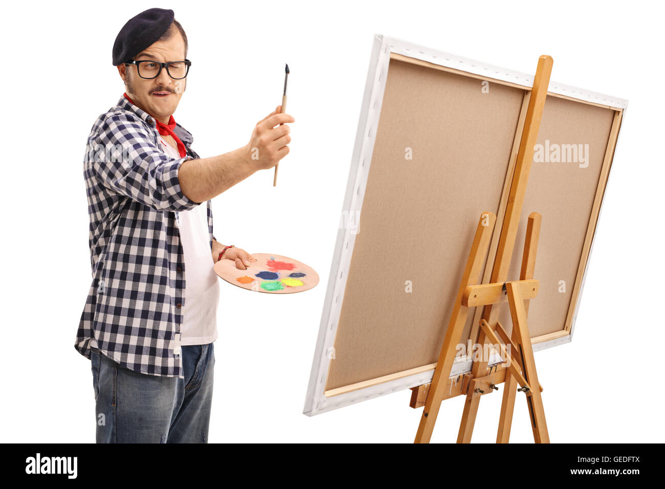 Junge Künstler messen Proportionen mit einem Pinsel isoliert auf weißem Hintergrund Stockfoto