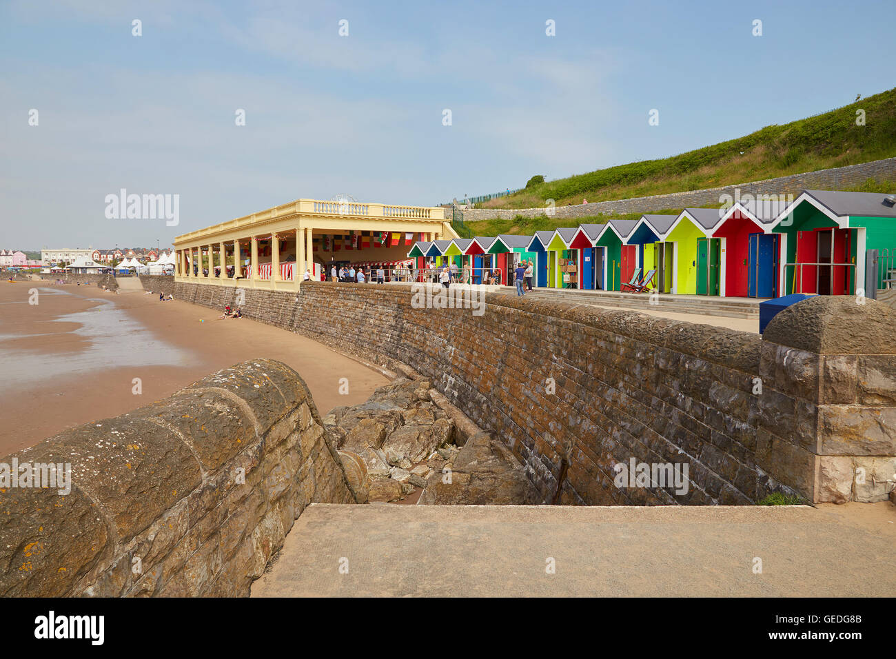 Whitmore Bay, Pavillion und Strand Hütten, bei Barry Island, South Wales, UK Stockfoto