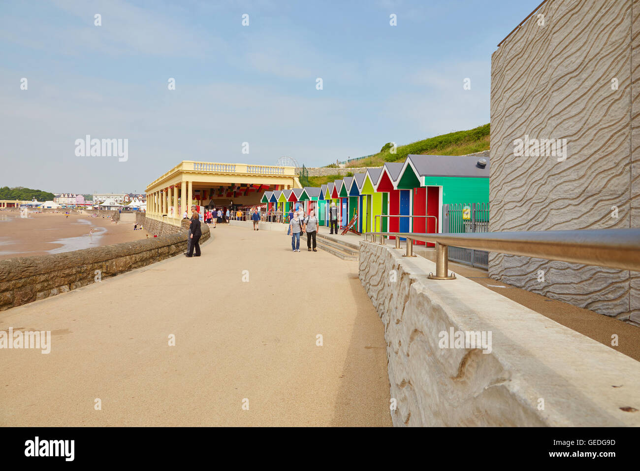 Whitmore Bay, Pavillion und Strand Hütten, bei Barry Island, South Wales, UK Stockfoto