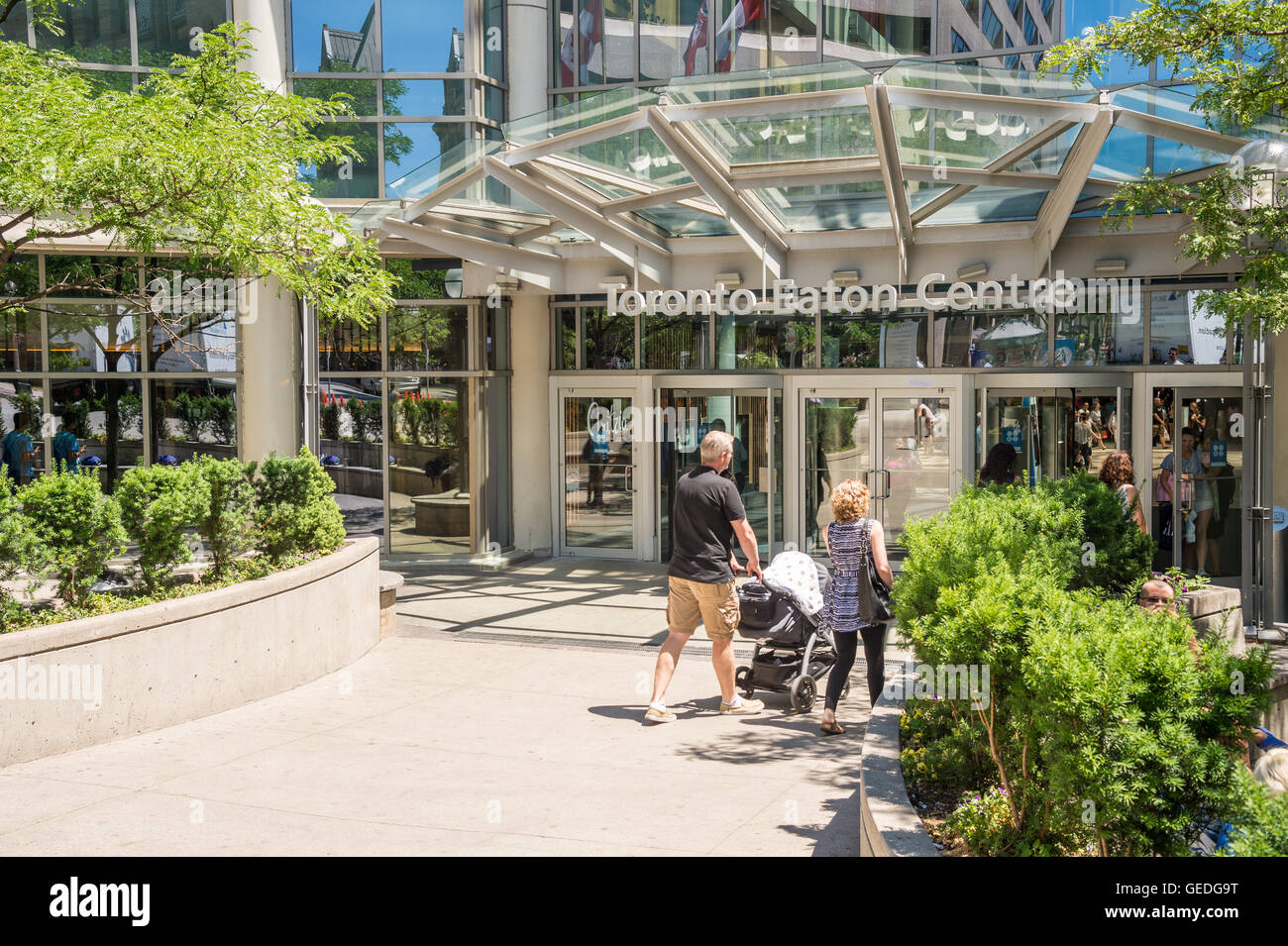 Toronto - 4. Juli 2016: Käufer geben Sie Eaton Center Mall in Toronto. Stockfoto