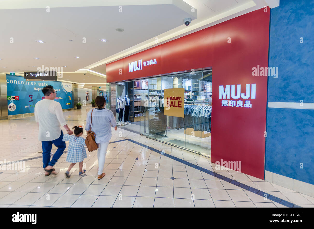 Toronto - 2. Juli 2016: eine Familie betritt Muji Store in Toronto, Kanada. Stockfoto