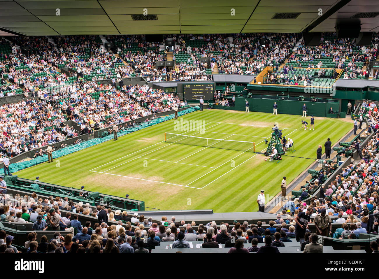 Blick auf den Center Court voller Zuschauer, die ein Spiel in Wimbledon All England Lawn Tennis Club Meisterschaften. Wimbledon. Stockfoto