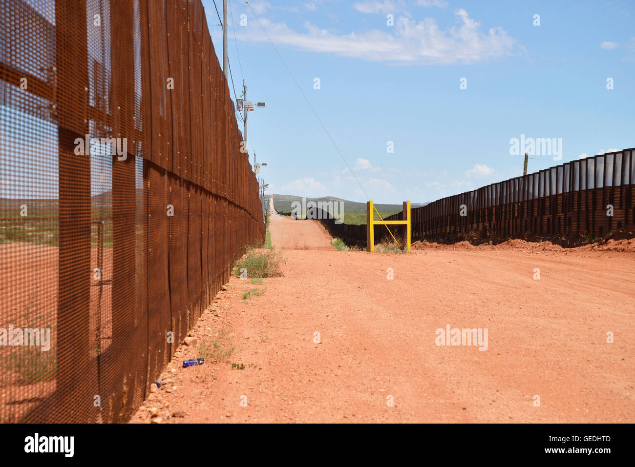 Die Grenze zwischen Naco, Arizona, USA und Naco, Sonora, Mexiko wird durch eine Metallwand von Arizona gesehen. Stockfoto