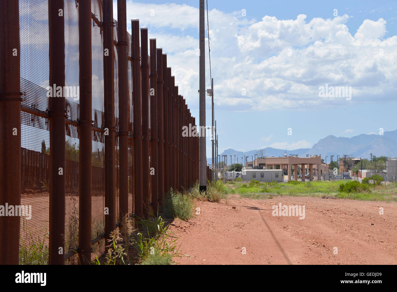 Die internationale Grenze zwischen Naco, Arizona, USA und Naco, Sonora, Mexiko wird durch eine Metallwand angezeigt. Stockfoto