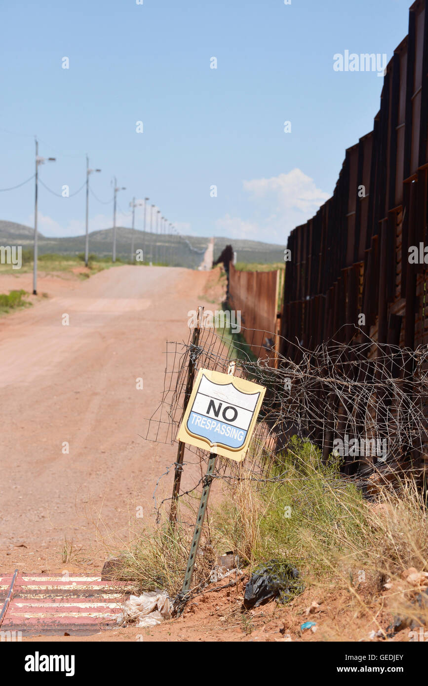 Die Grenze zwischen Naco, Arizona, USA und Naco, Sonora, Mexiko wird durch eine Metallwand von Arizona gesehen. Stockfoto