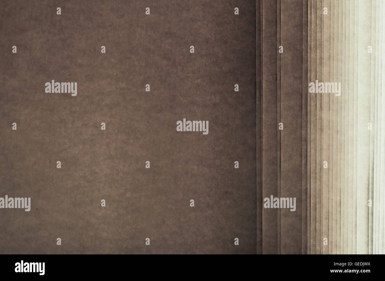 Papierrolle für grafische Verwendung mit parallelen Linien mit warmen Farbschattierungen von grau strukturiert Stockfoto