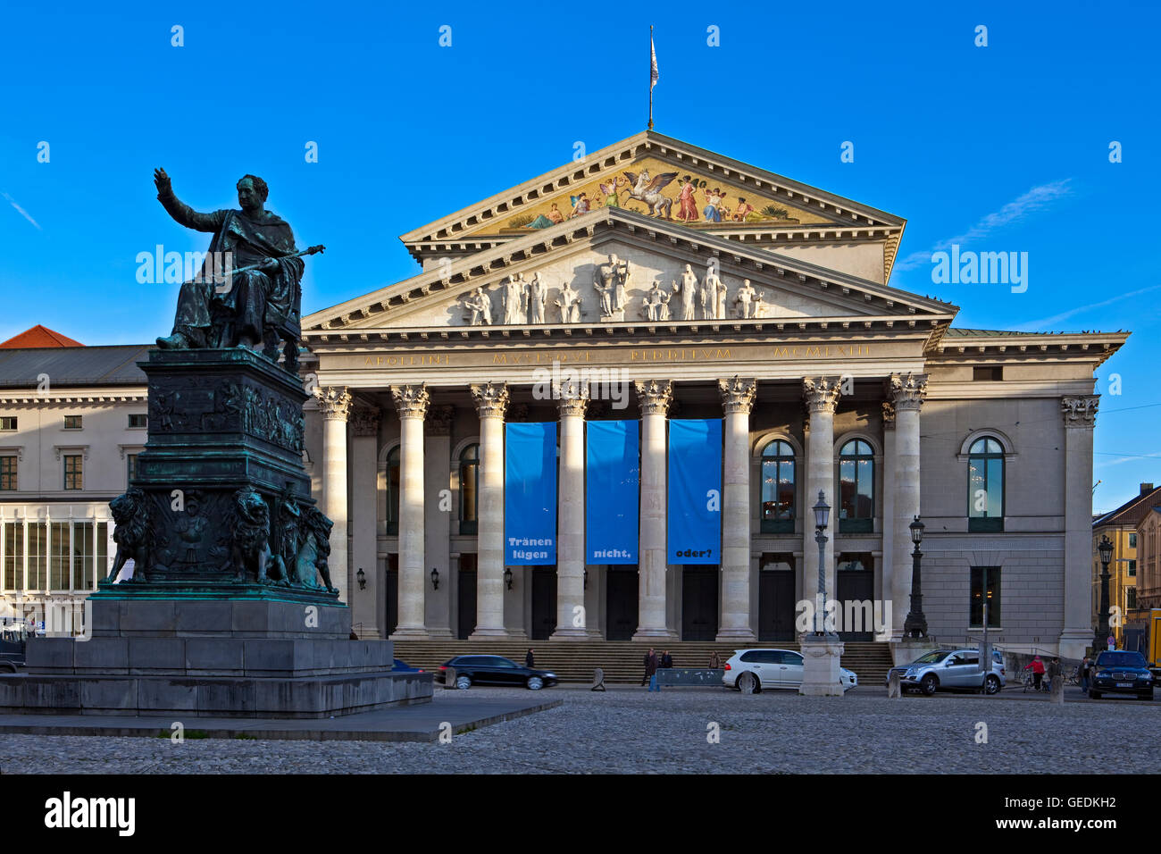 Geographie/Reisen, Deutschland, Bayern, München, Statue/Denkmal für König Maximilian 1. von Bayern in den Max-Joseph-Platz vor dem Nationaltheater München (Nationaltheater München), Stadt München (München), No-Exclusive - Verwenden Sie Stockfoto