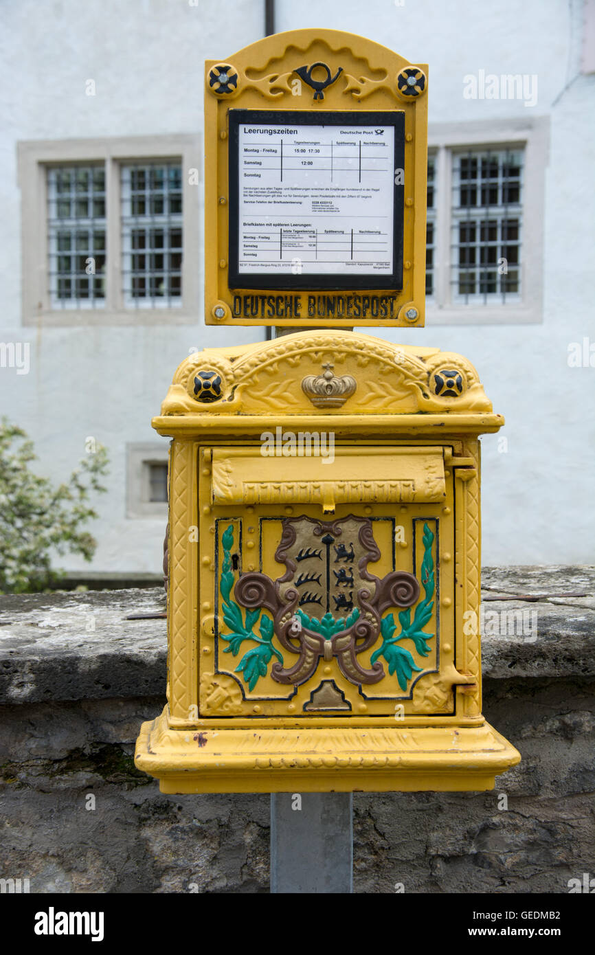 Eine reich verzierte öffentlichen Briefkasten auf der Strasse vor Schloss  in Bad Mergentheim, Deutschland Stockfotografie - Alamy