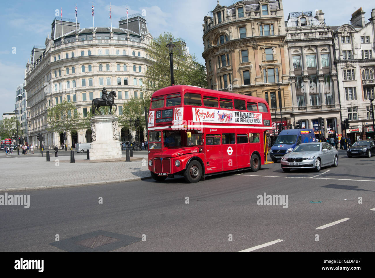 Ein AEC Routemaster Bus operiert von Stagecoach London Erbe Route 15 Pässe die Statue von König Charles i. im Trafalgar Sqr. Stockfoto
