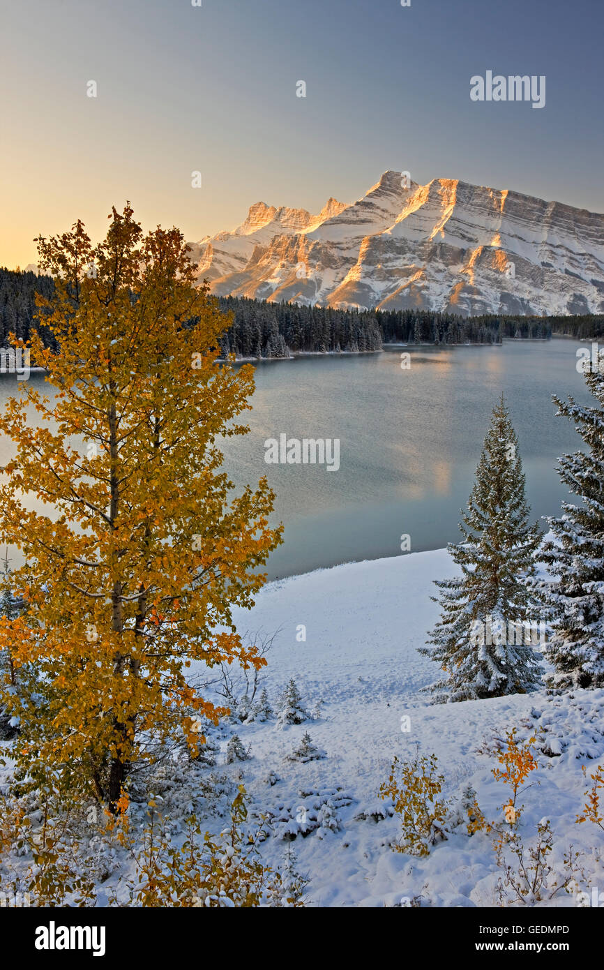 Geographie / Reisen, Kanada, Alberta, zwei Jack Lake und Mt Rundle im Banff Nationalpark, Alberta Banff National Park ist Bestandteil der Canadian Rocky Mountain Parks UNESCO World Heritage Site. Stockfoto