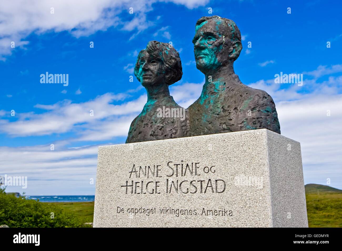 Geographie / Reisen, Kanada, Neufundland, L'Anse Aux Meadows, Bronze-Skulptur von Anne Stine Ingstad und Helge Ingstad, die entfernt und die Ruinen einer alten Wikinger-Siedlung in ausgegraben Stockfoto