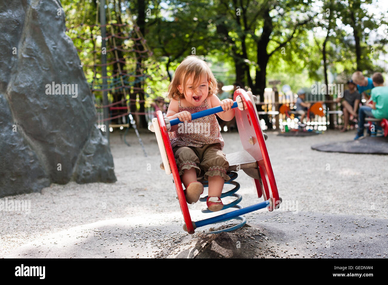 16 Monate altes Mädchen auf dem Spielplatz von einem Biergarten. Stockfoto