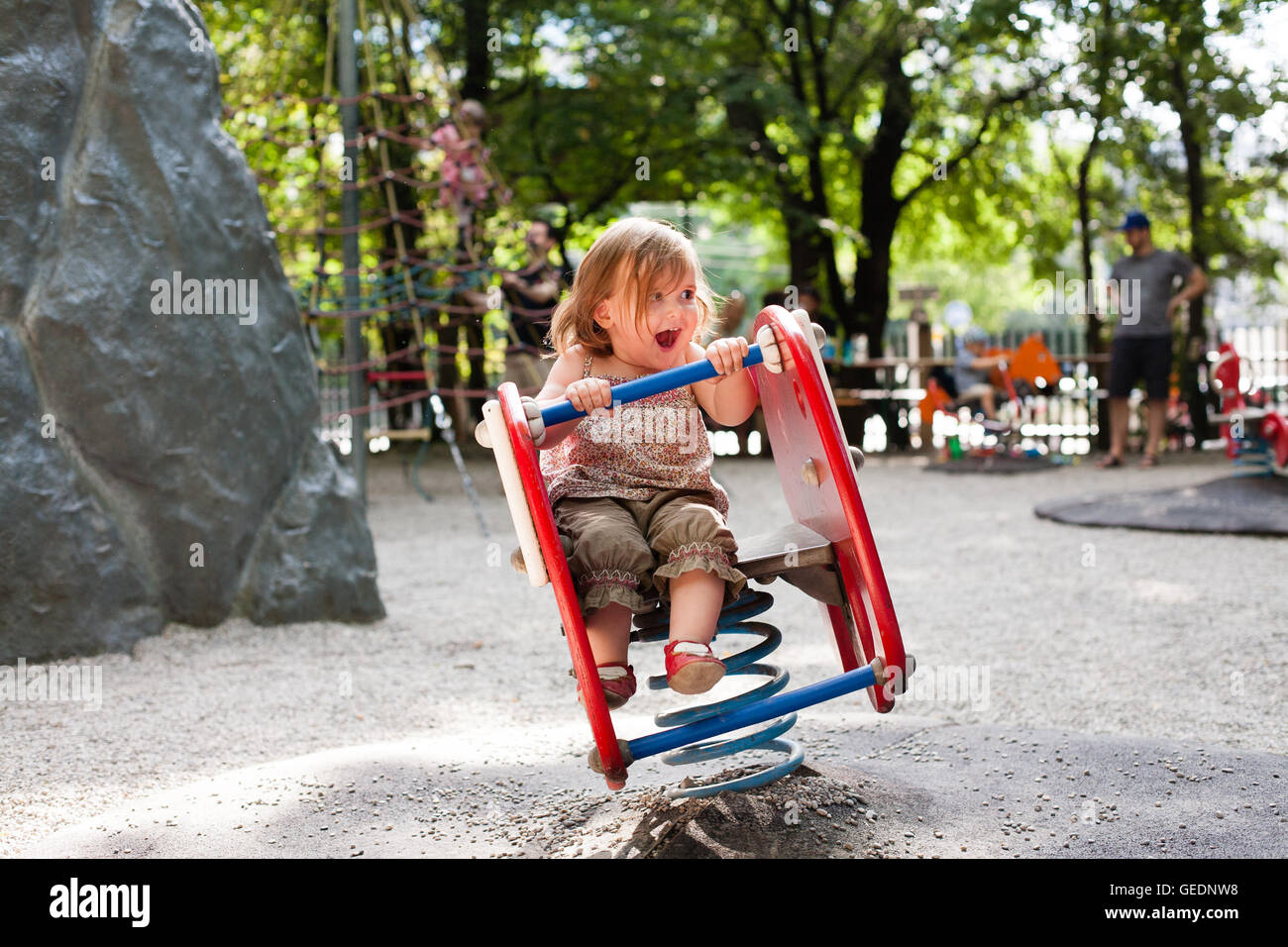 16 Monate altes Mädchen auf dem Spielplatz von einem Biergarten. Stockfoto