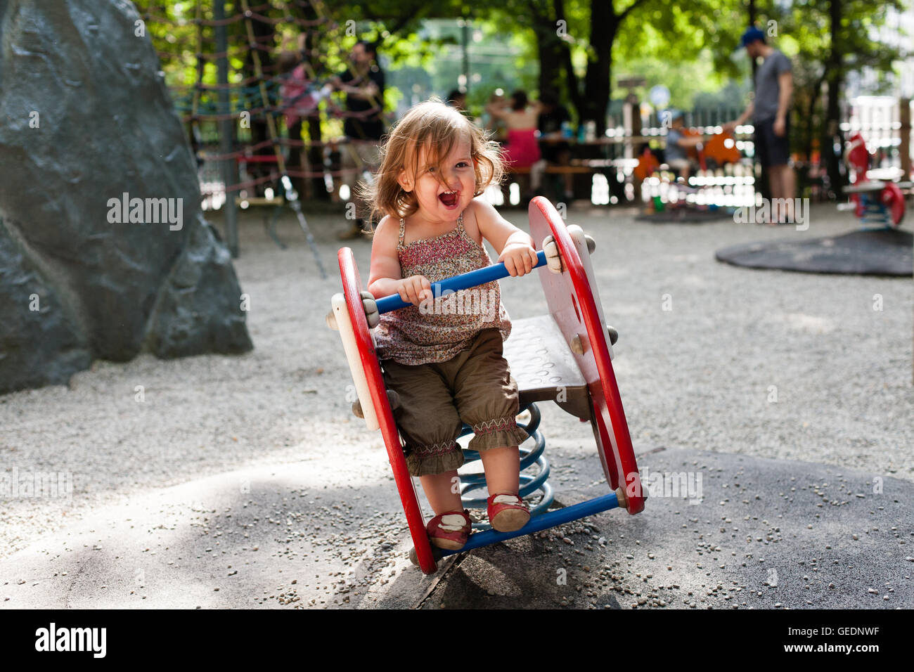 16 Monate altes Mädchen auf dem Spielplatz von einem Biergarten. Stockfoto