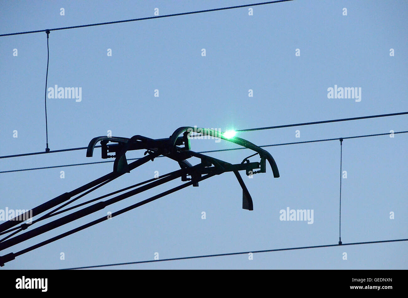 Elektrische Sammler Zug macht Funken wegen Reim auf die Oberleitung. Stockfoto