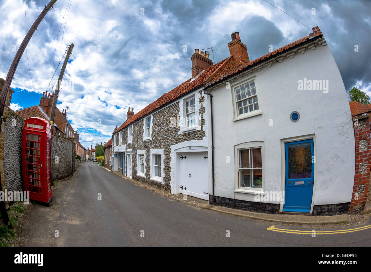 Typische Norfolk Ziegel und Feuerstein Häuser oder Hütten und engen Gassen. Blakeney, Norfolk, England. Stockfoto