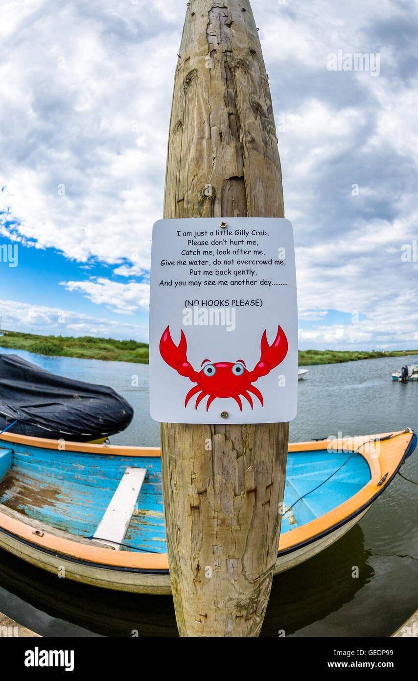 Ein komischen Zeichen über Verdrehungen am Kai bei Blakeney in North Norfolk, England, Vereinigtes Königreich Stockfoto