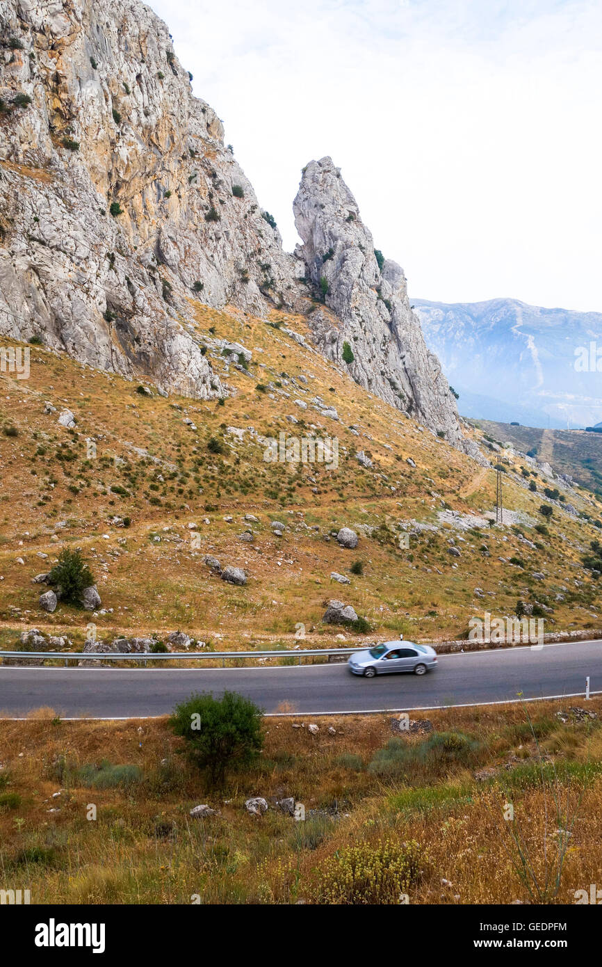 Straße durch Gebirgslandschaft, am La Viñuela, Naturschutzgebiet Sierra Alhama, Andalusien, Spanien Stockfoto