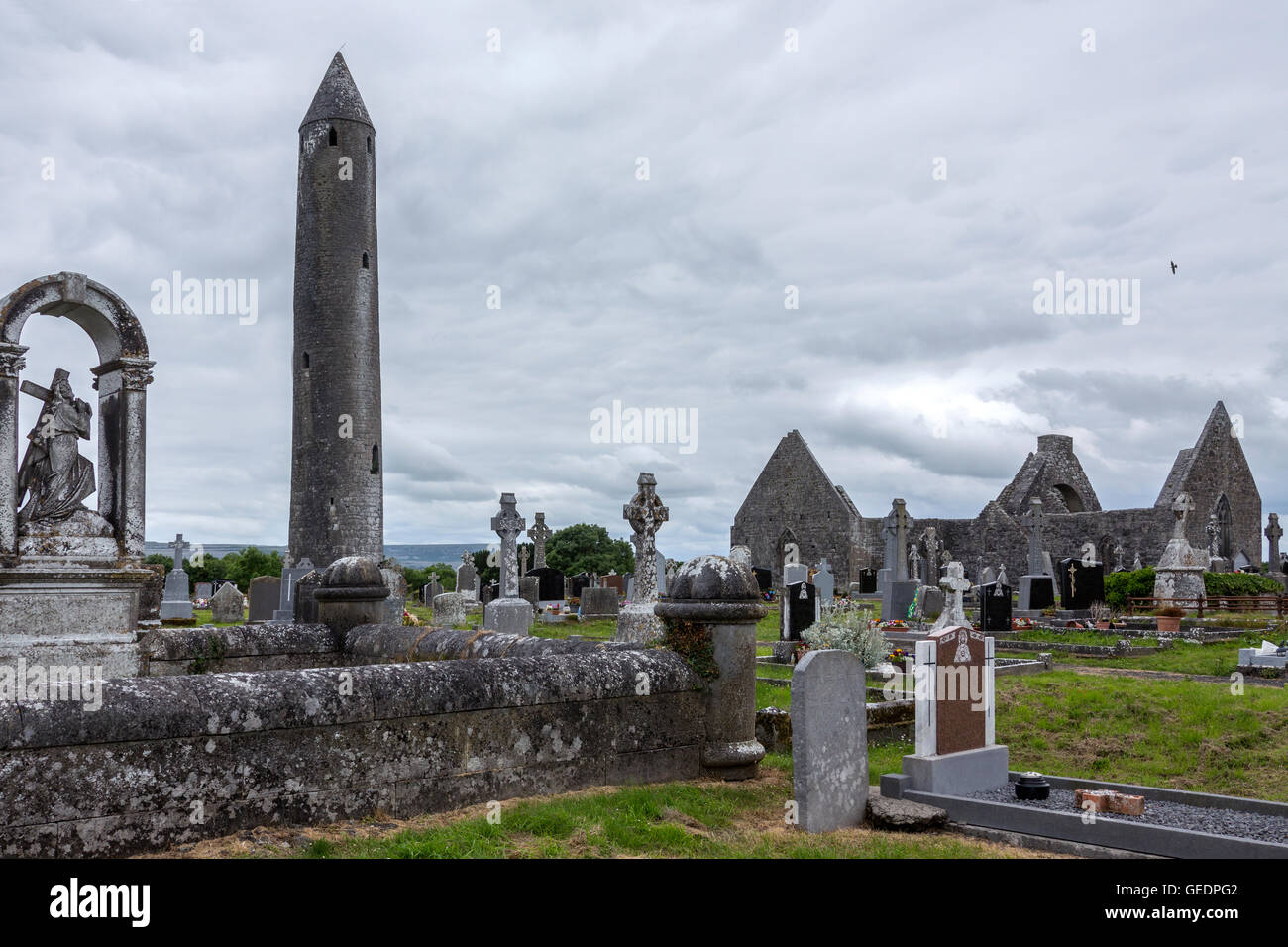 Kilmacduagh Kloster und Rundturm - einer zerstörten Abtei in der Nähe der Stadt Gort in County Galway, Irland. Stockfoto