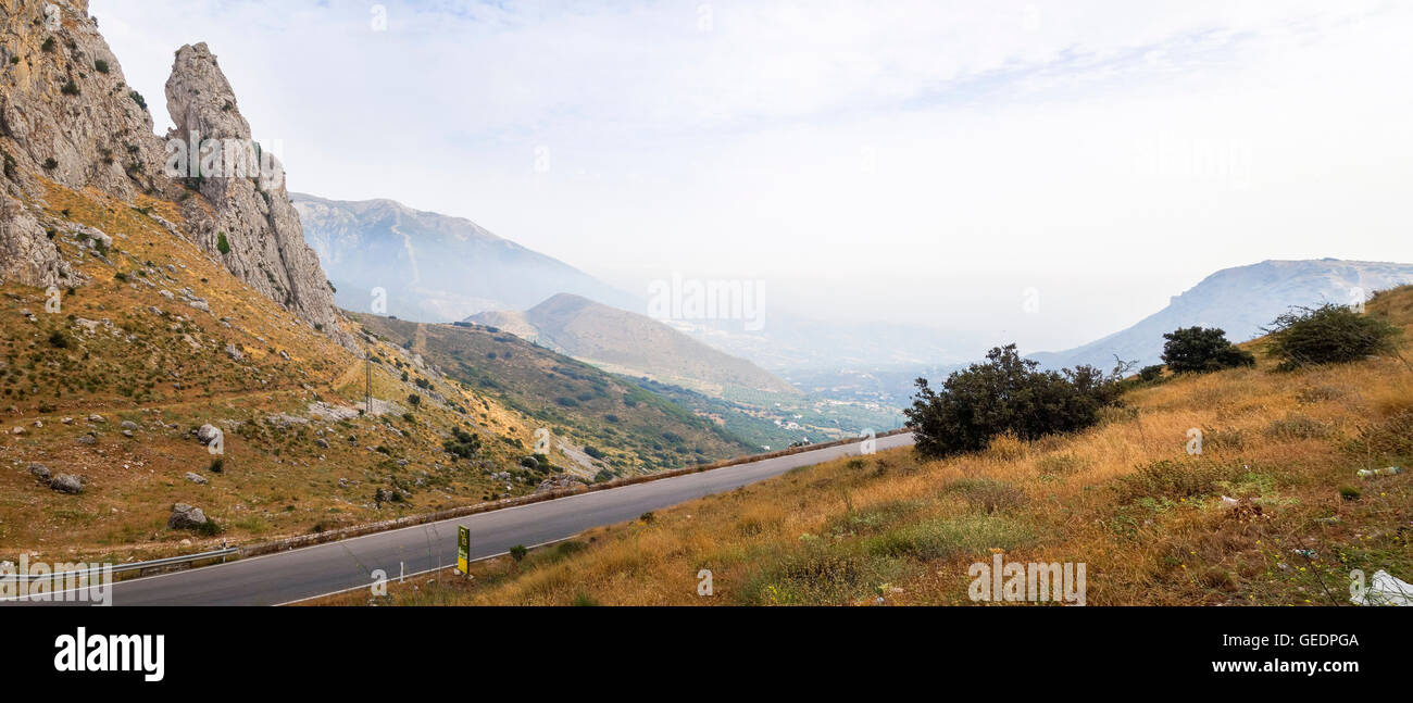 Straße durch Gebirgslandschaft, am La Viñuela, Naturschutzgebiet Sierra Alhama, Andalusien, Spanien Stockfoto