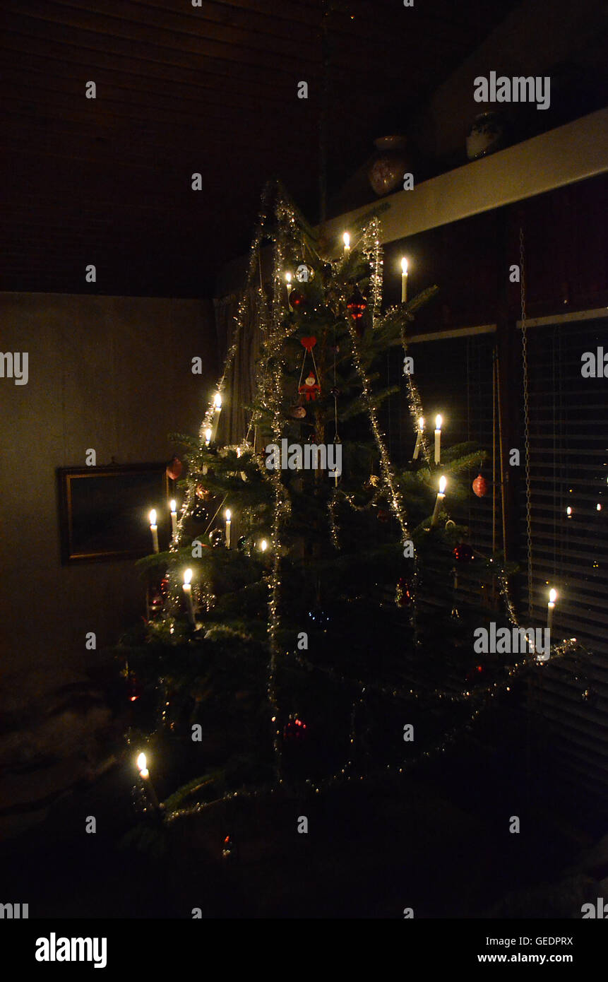 Weihnachtsbaum-Details, mit live Kerzen in Dänisch/skandinavischen Stil eingerichtet. Stockfoto