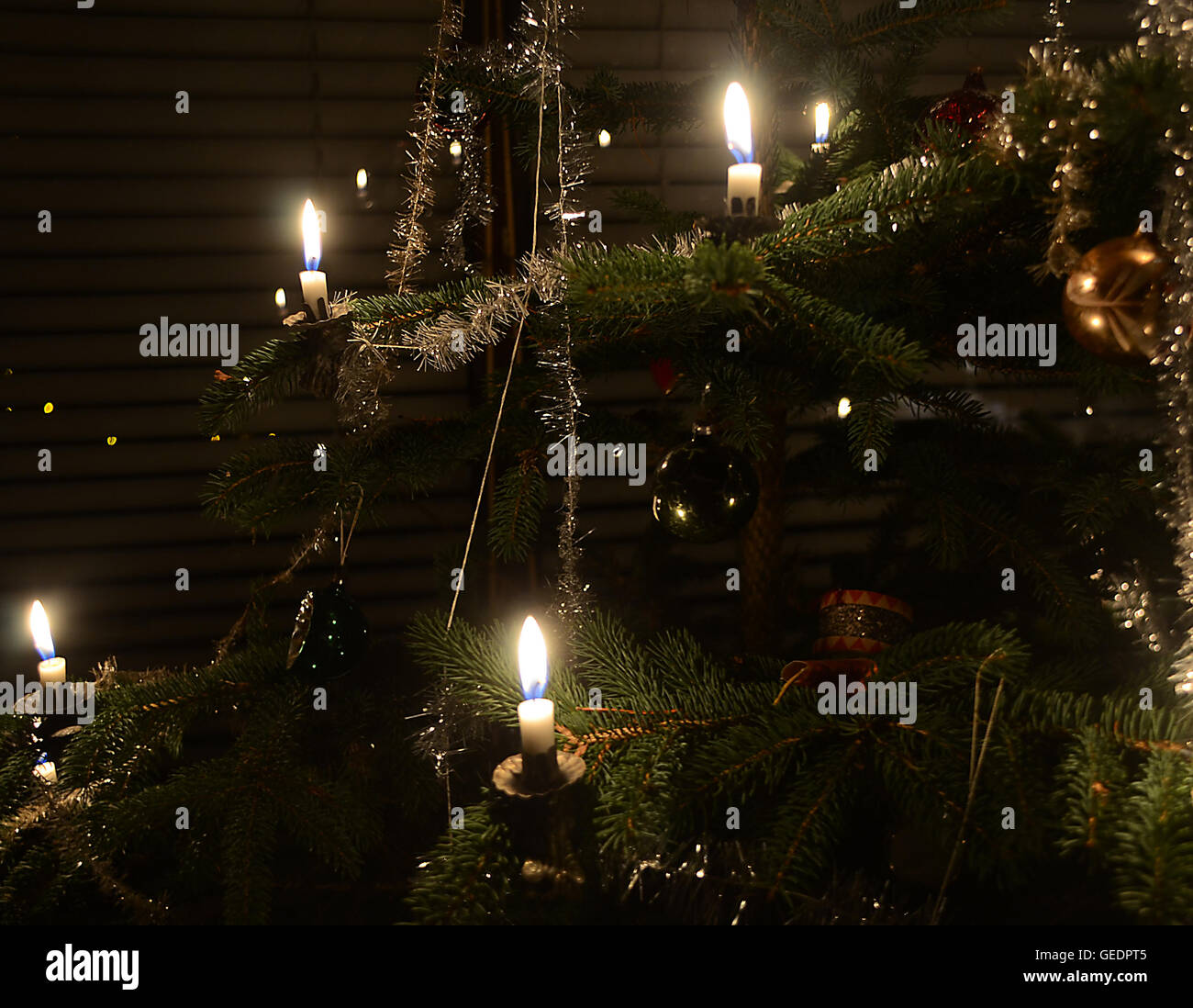 Weihnachtsbaum-Details, mit live Kerzen in Dänisch/skandinavischen Stil eingerichtet. Stockfoto