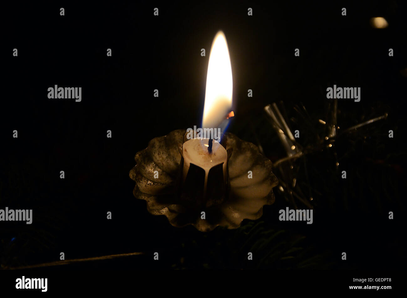 Weihnachtsbaum-Details, mit live Kerzen in Dänisch/skandinavischen Stil eingerichtet. Stockfoto