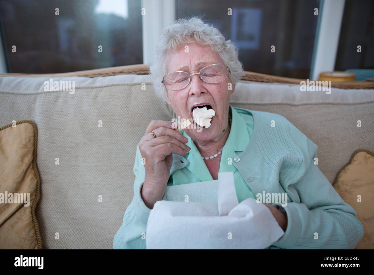 Genießen ein Eis, während allein in England, Vereinigtes Königreich lebenden Rentner Stockfoto
