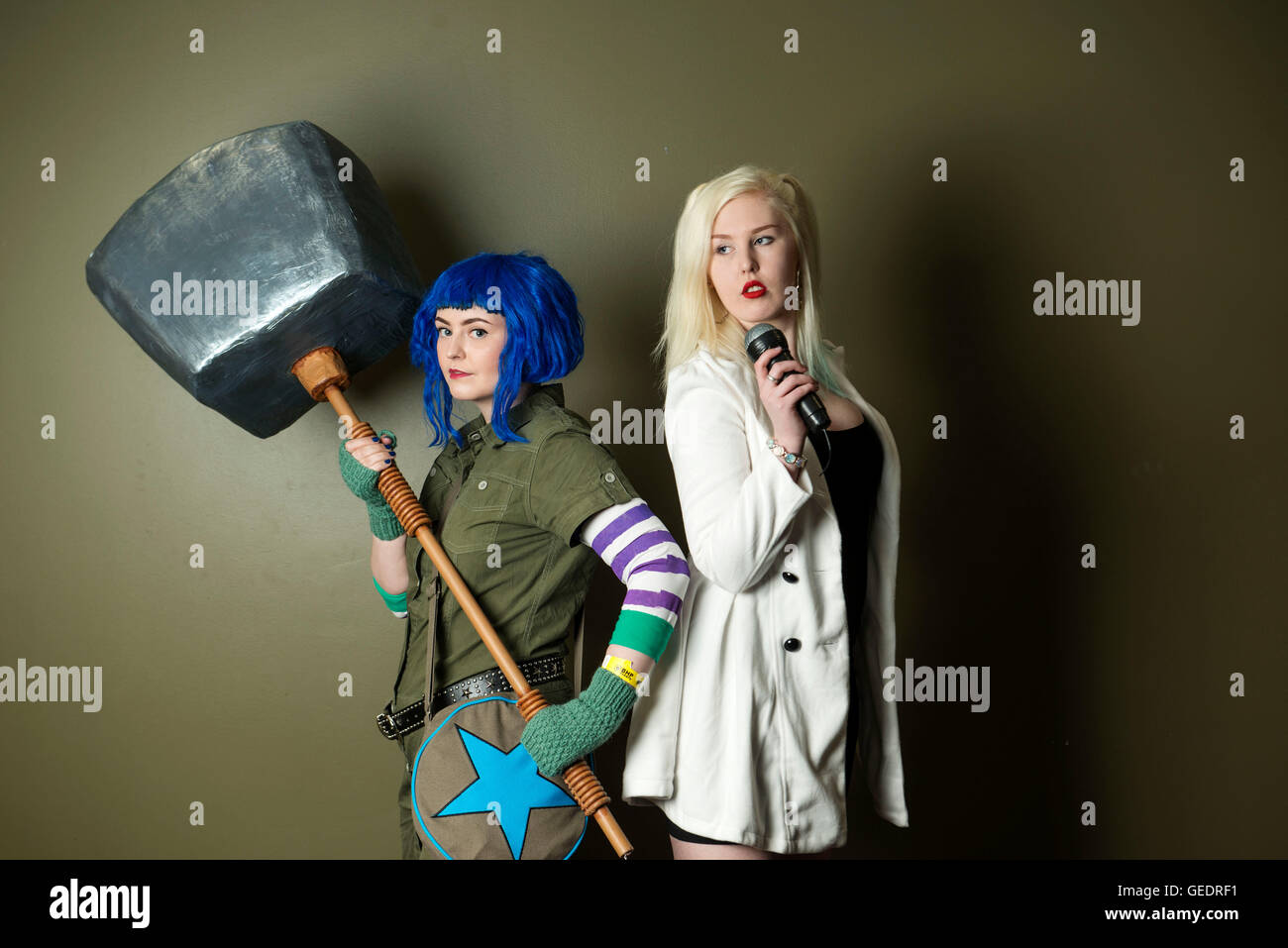 Cosplayer verkleidet als ein Zeichen aus dem Film Scott Pilgrim vs. die Welt posiert für Fotos auf einer Comic Con Convention. Stockfoto