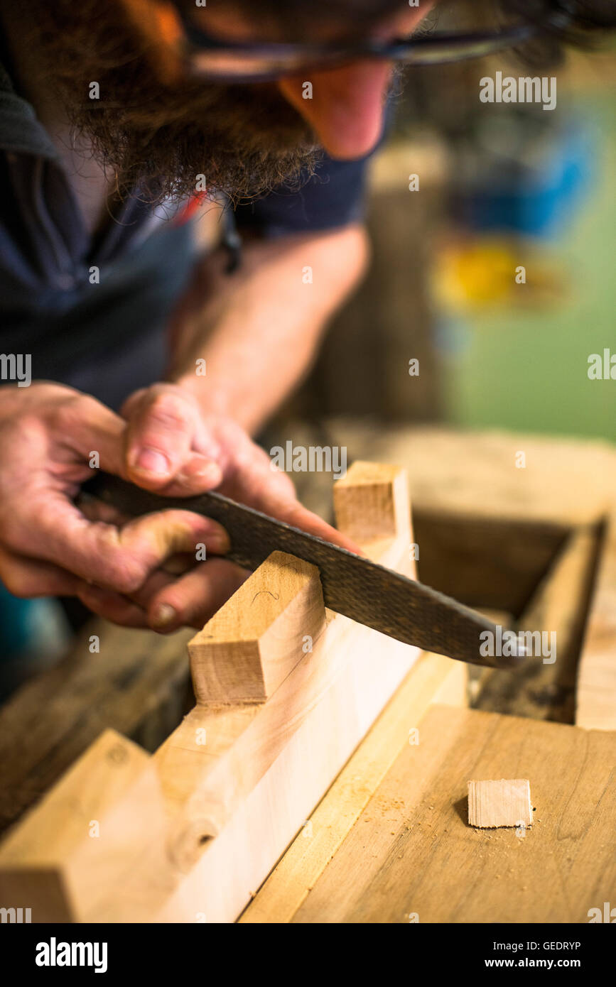 Schreiner mit Raspel auf Stück Holz, High Angle View Stockfoto