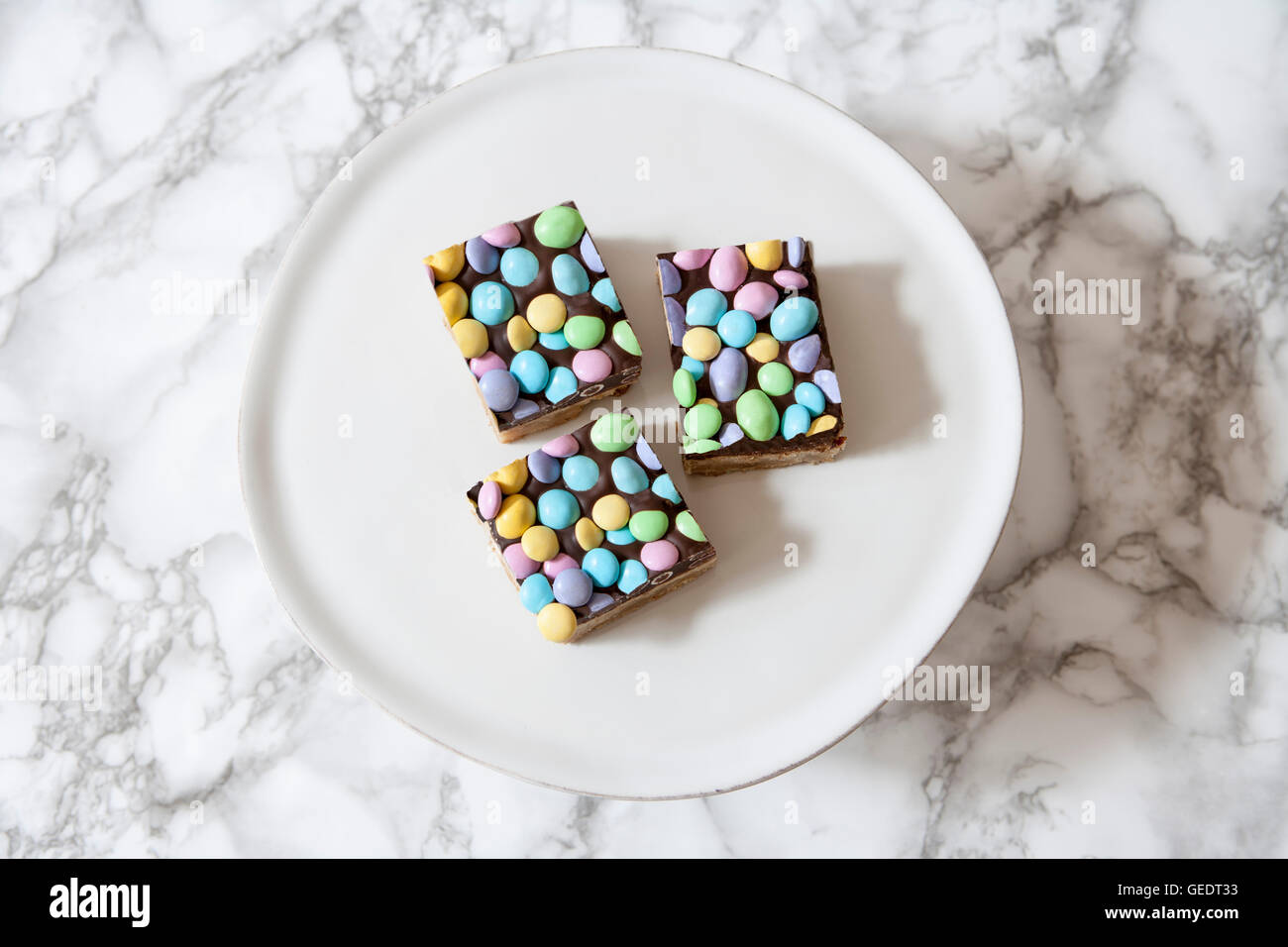 Shortbread-Schokoriegel mit Pastell Bonbons, High Angle View Stockfoto
