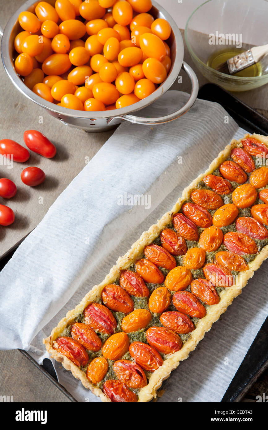 Tomaten-Basilikum-Torte Stockfoto