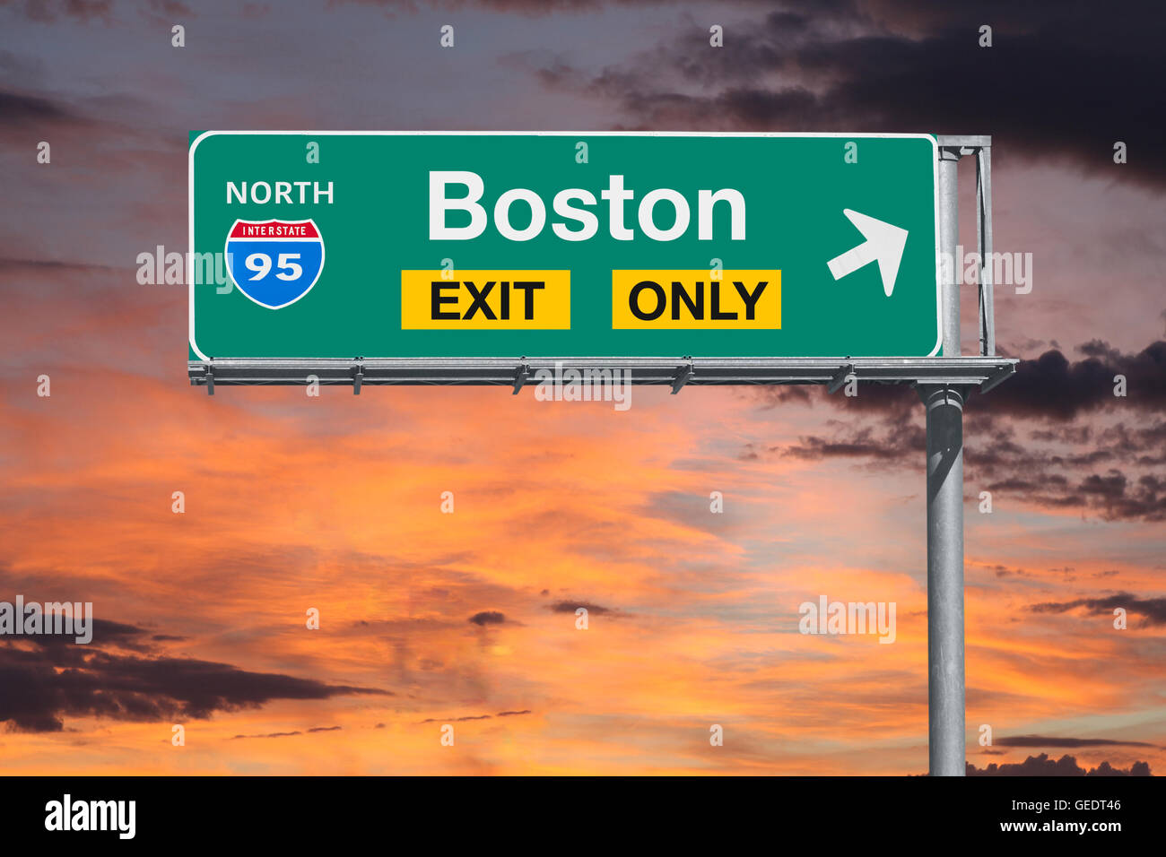 Boston nur Autobahn Ausfahrt mit Sonnenaufgang Himmel. Stockfoto