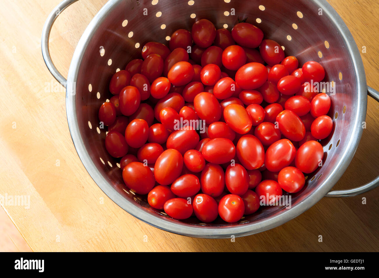 Cherry-Tomaten in Sieb, High Angle View Stockfoto