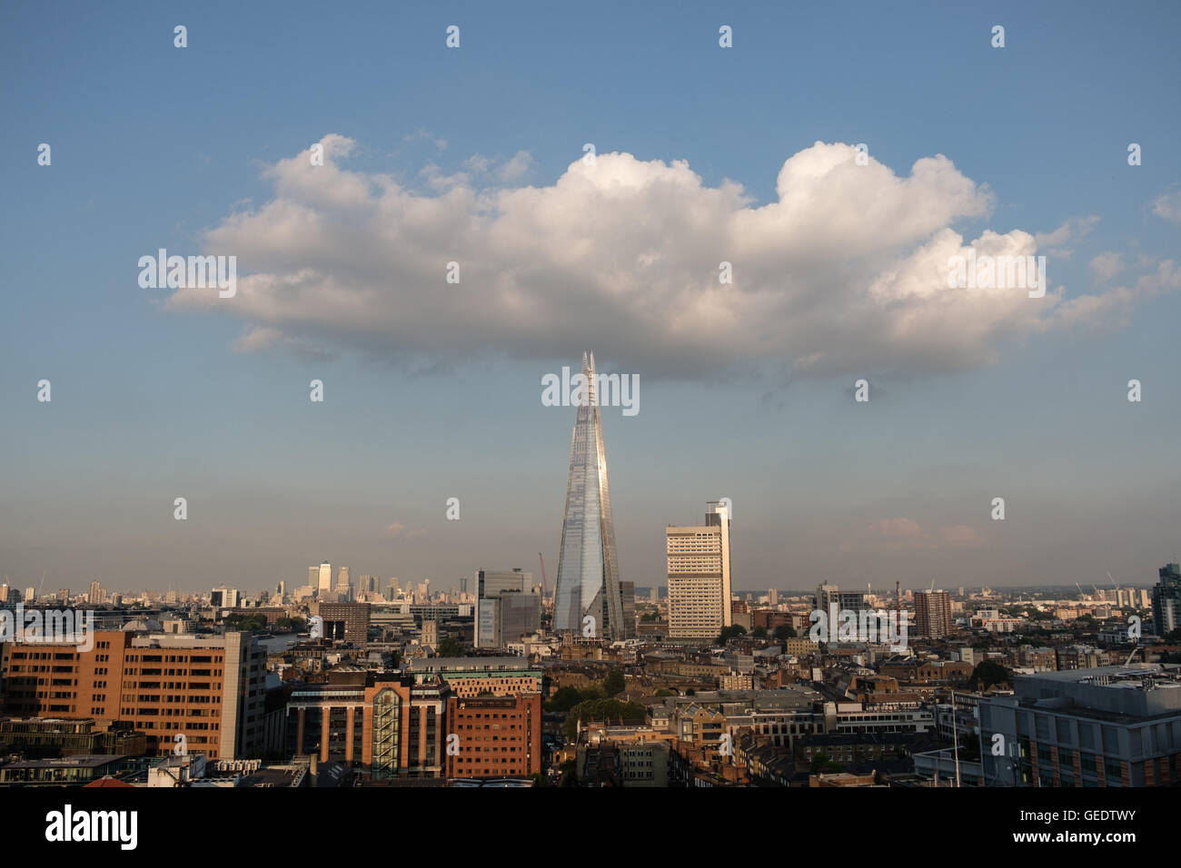 Farbe, Bild der Londoner Stadtbild einschließlich der Shard Gebäude perfekt unter einen einzigen weißen Wolke im Sommer. Stockfoto