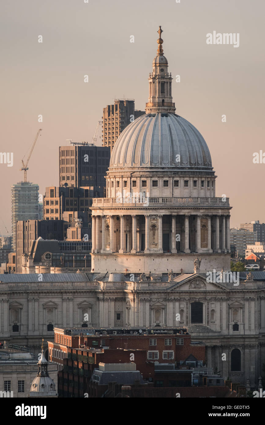 Farbbild der Kuppel der St. Pauls Cathedral in London. Stockfoto