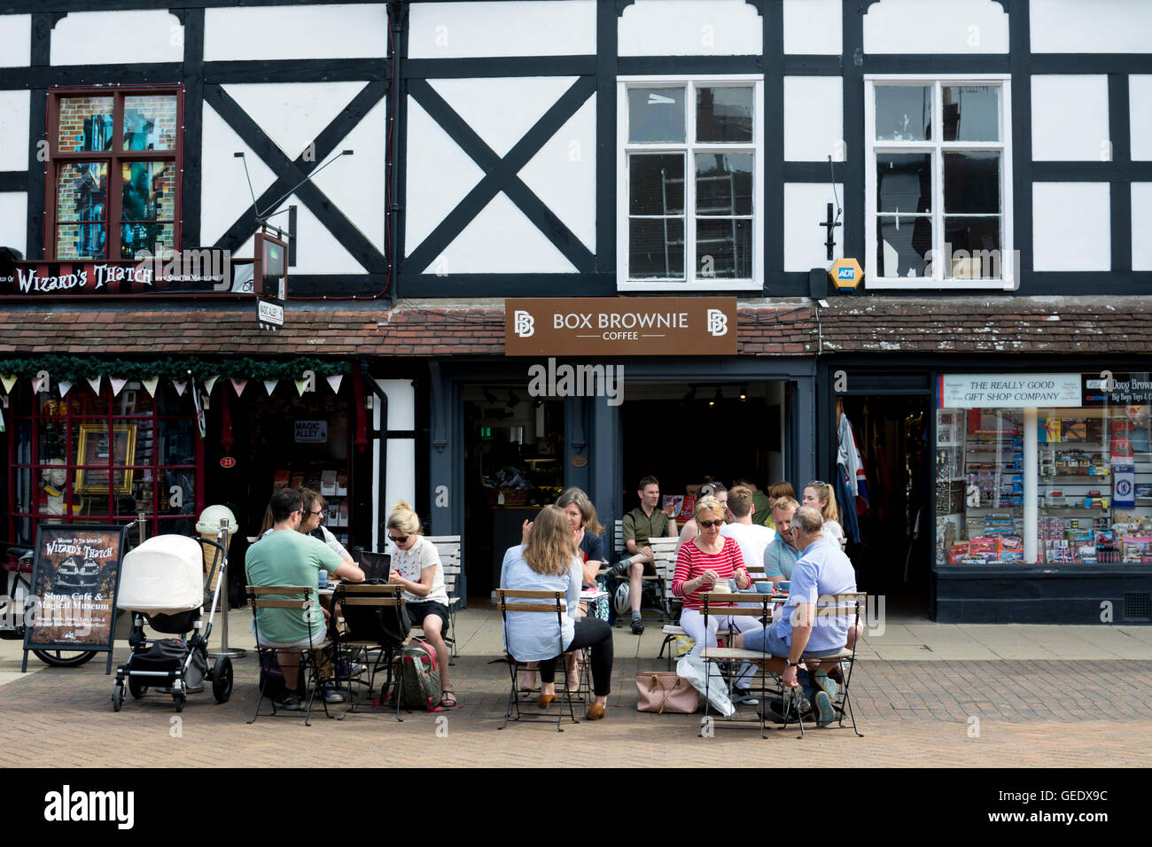 Menschen sitzen vor Box Brownie Café, Henley Street, London, UK Stockfoto