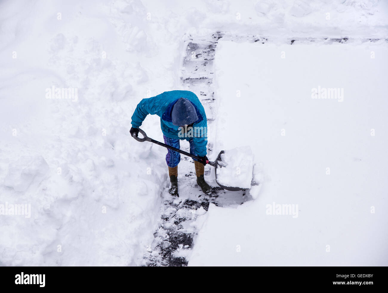 Erwachsenen Schneeschaufeln nach Wintersturm. Stockfoto