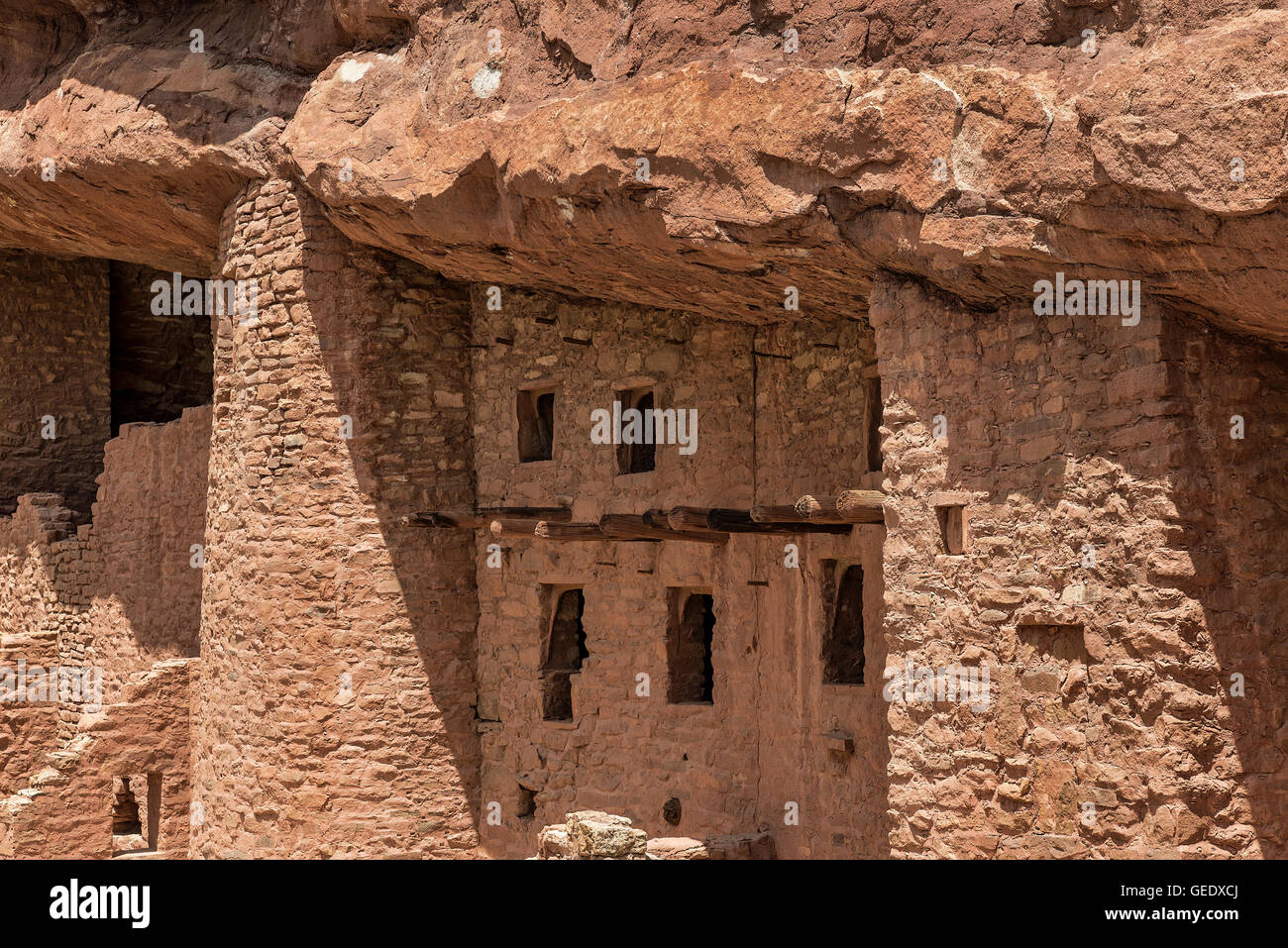 Manitou Cliff Dwellings der Anasazi Indianer Indianerstamm. Diese Wohnungen wurden aus dem weichen roten Sandstein gehauen. Stockfoto