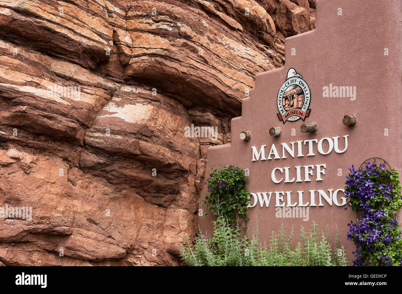 Manitou Cliff Dwellings der Anasazi Indianer Indianerstamm. Diese Wohnungen wurden aus dem weichen roten Sandstein gehauen. Stockfoto