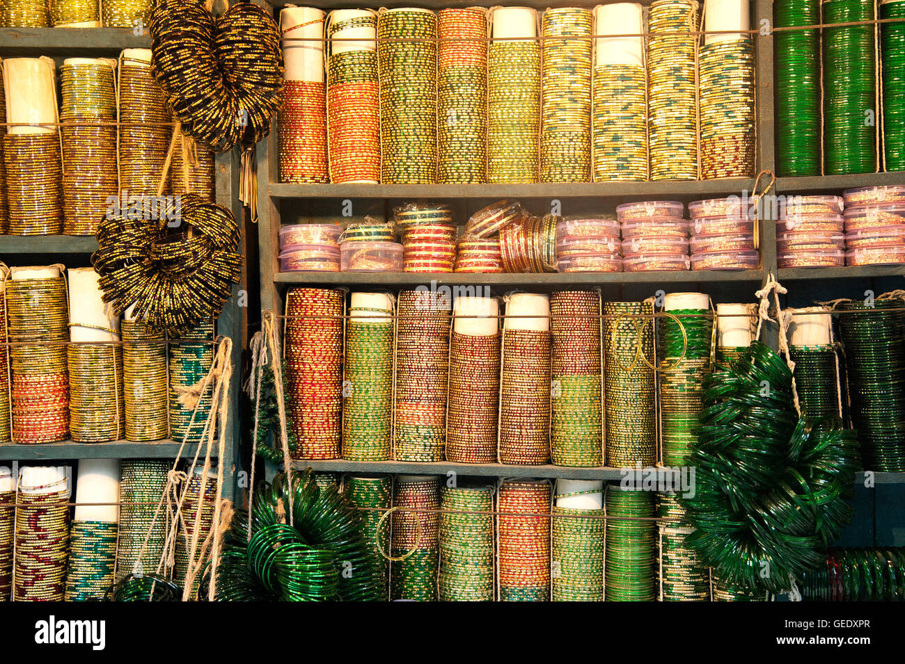 Das Bild der Armreifen Shop auf den Straßen von Mumbai, Indien Stockfoto